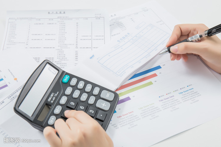 會計在桌上用計算機算賬